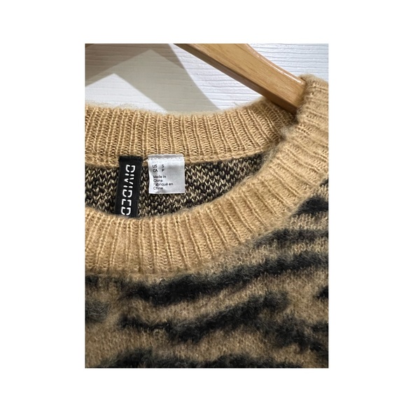 H&M zebra print crewneck sweater - Picture 2 of 6
